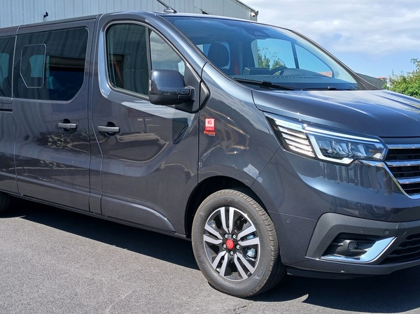 Renault Trafic 9 Places avec un grand coffre
