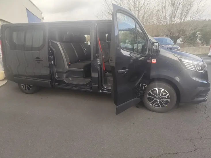 Trafic 6 Places Cabine Approfondie avec attelage
